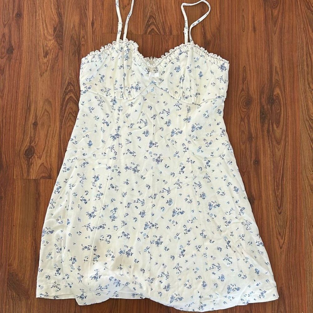 TrixxiâLos Angeles white blue floral porcelain print short dress with lace trim